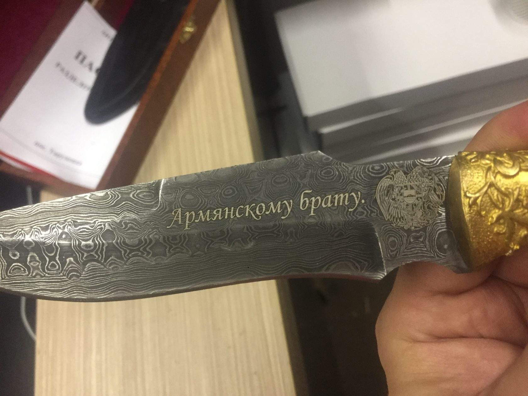 Гравировка текста и герба на дамасской стали