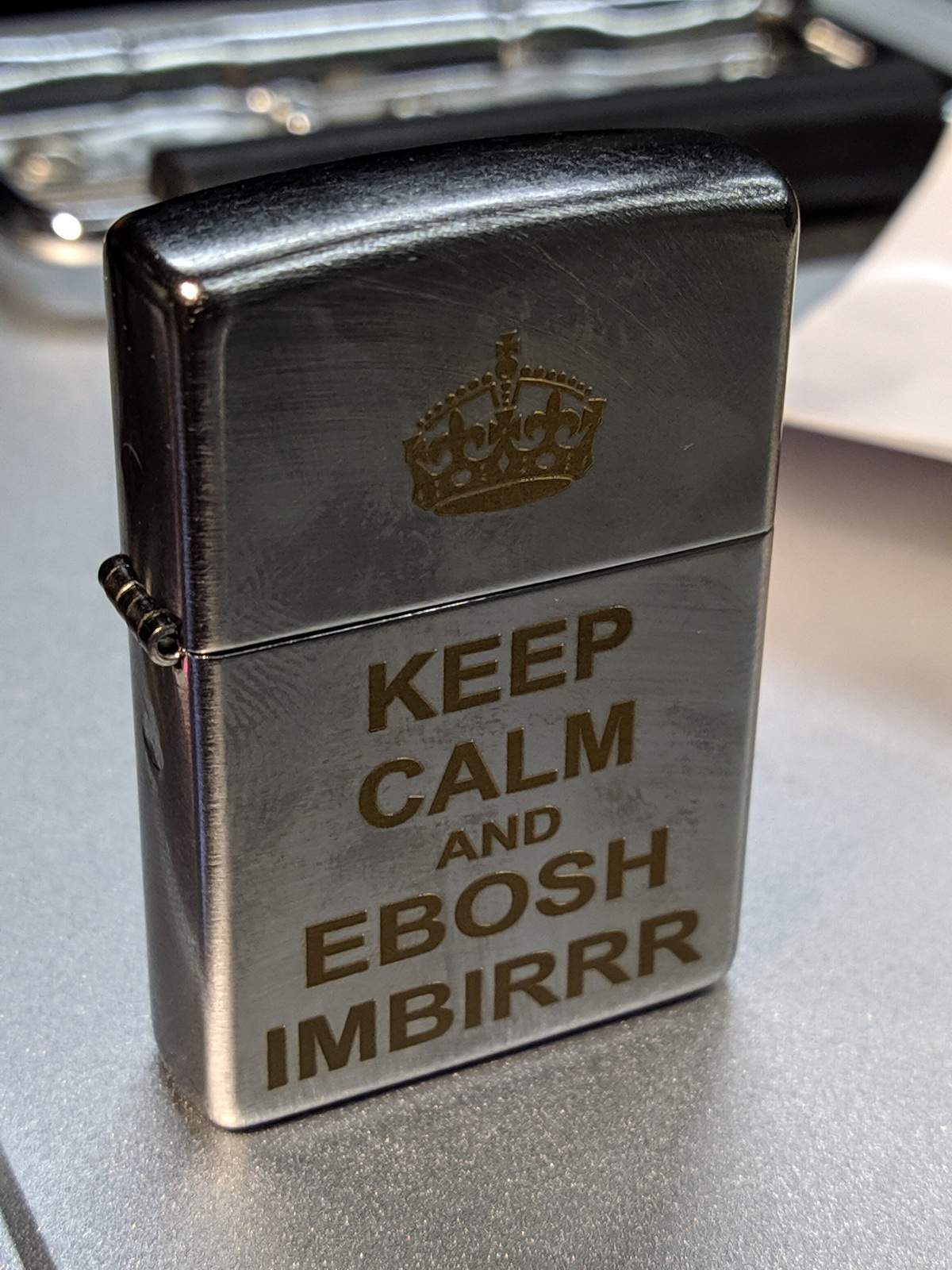 Зажигалка Zippo с короной и крупной контрастной надписью