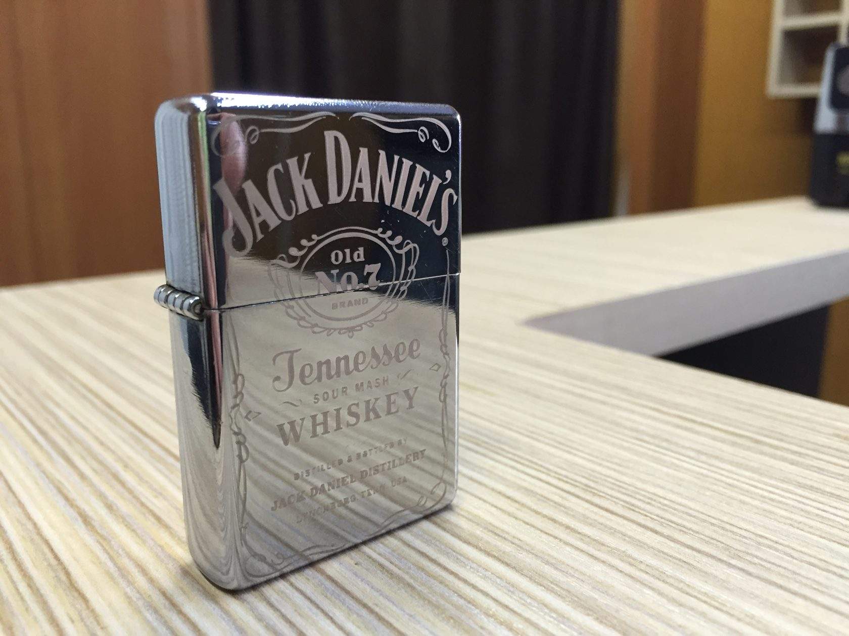 Металлическая зажигалка с детальной гравировкой Jack Daniel’s