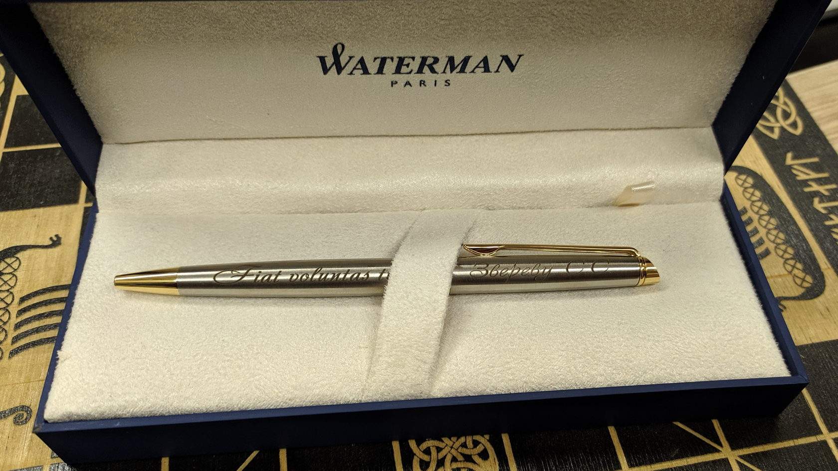 Гравировка длинной фразы на ручке Waterman