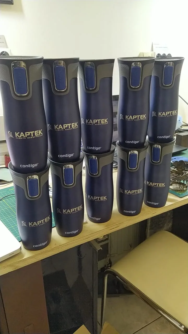 Партия синих термокружек с гравировкой логотипа компании